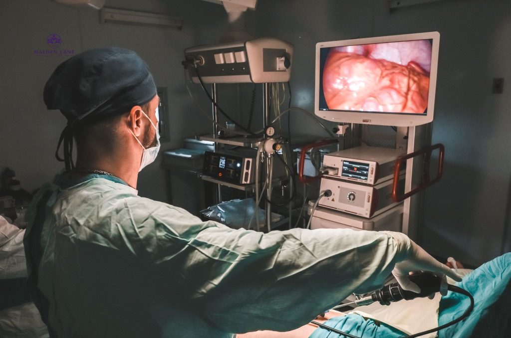 A laparoscopy specialist in NYC performing a surgery.