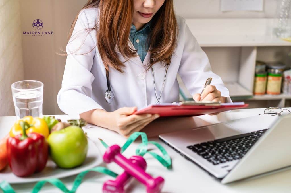A nutrition specialist in New York creating a diet plan for a patient.